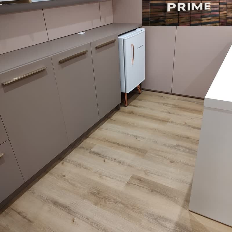 Cozinha residencial com piso laminado